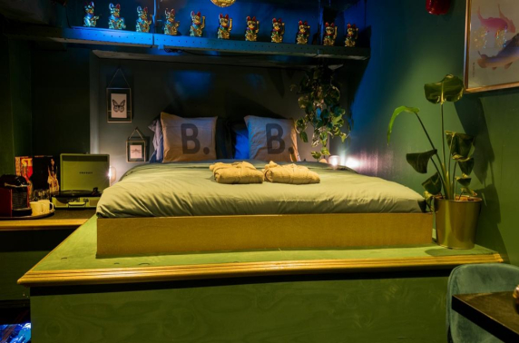 Booking.com opent Hotel Chin Chin Club middenin de Amsterdamse nachtclub tijdens Elektronisch Muziekfestival