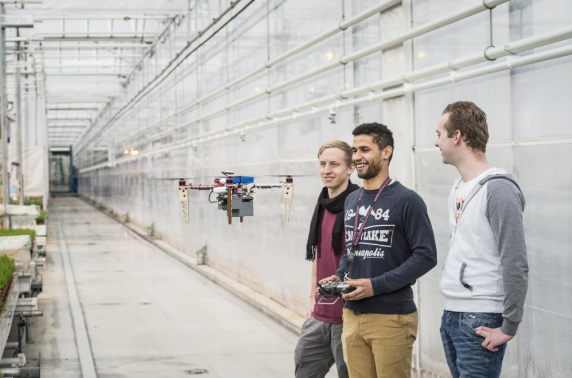 Jonge ondernemers ontwikkelen drones voor in kassen