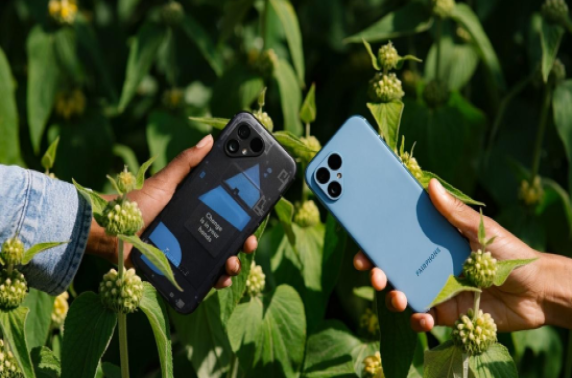 Fairphone halveert CO₂-uitstoot sinds 2022 en zet nieuwe wereldwijde standaard voor duurzame elektronica