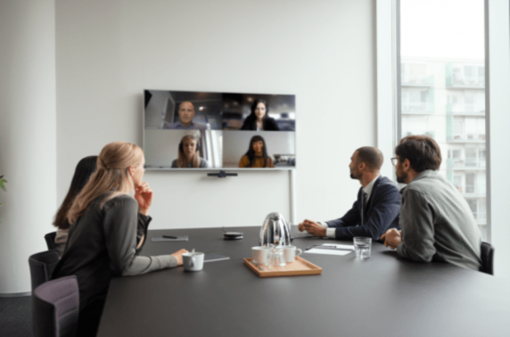 Ruim een op twee werkgevers ziet terugkeer naar kantoor wel zitten, maar bij werknemers is dat maar een op vier, zegt headsetfabrikant EPOS