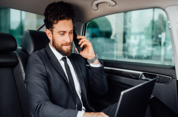 Ondernemer achterin bij privéchauffeur