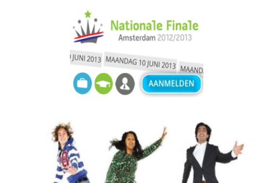 Baaz reikt Baaz Persprijs uit tijdens de Nationale Finale