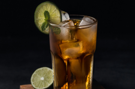 Lipton Ice Tea onthult een verfrissende samenwerking in jaren 90-stijl met Cruel Pancake voor "That Summer Feeling"