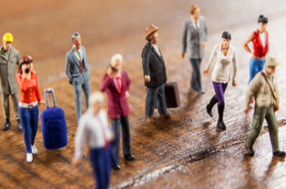 Miniatuurmensen bewegen zich over een tafel