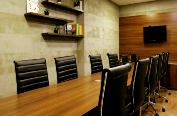 boardroom met bruine tafel en stoelen
