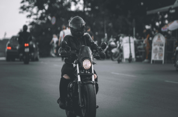 Kun je 'zakelijk' motorrijden en wat komt erbij kijken?