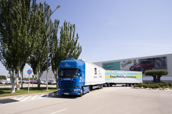 Ruim dertig meter lange duo-trailer SEAT vermindert de CO2-uitstoot fors