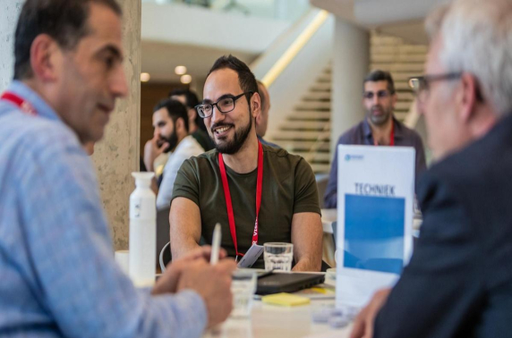 Grote Nederlandse bedrijven helpen bijna 22.000 vluchtelingen de arbeidsmarkt te betreden