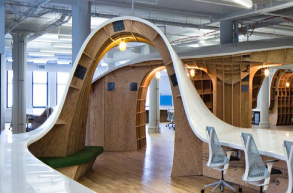 Bedrijf dat 330 meter lang bureau maakte schrijft grappig persbericht na zogenaamde verkoop