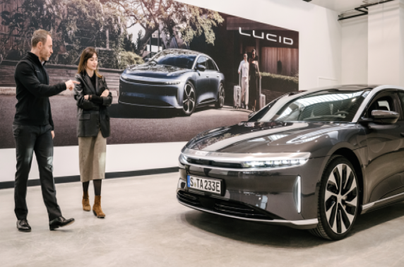 Lucid breidt zijn aanwezigheid in Europa uit met nieuwe studio's, servicecentra en verbeterde service-aanbiedingen, inclusief nieuwe mobiele service voertuigen.