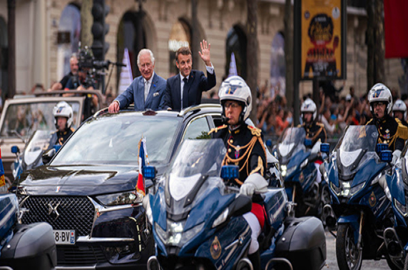 DS 7 VORMT MIDDELPUNT VAN PARADE TIJDENS STAATSBEZOEK KING CHARLES III AAN FRANKRIJK