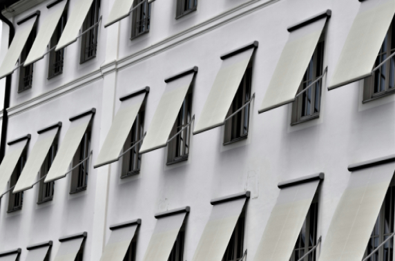 Hittestress op schoolpleinen en in klaslokalen hoe screens het verschil maken