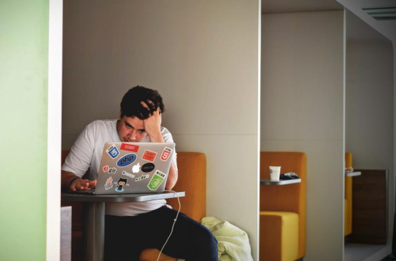 Zolang personeel zelf niet aan de bel trekt over te hoge werkdruk, maakt drie op de tien managers zich er niet druk om