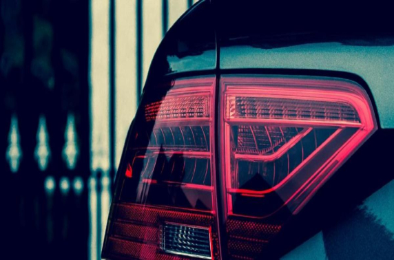 Zelfrijdende auto: kwart Nederlanders houdt stuur liever in eigen hand