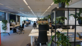 Steeds meer Nederlanders gaan weer naar kantoor