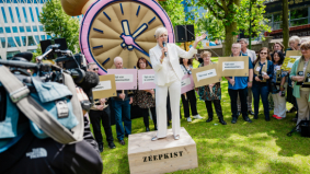 Stichting Lezen en Schrijven bestaat 20 jaar en schudt Nederland wakker 