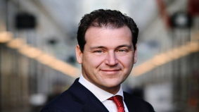 Gastcolumn: Minister Asscher schrijft geschiedenis met de 'billijkheidsexceptie'