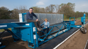 Asperges meets tech: startup valt op met aspergeoogstmachine