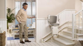 Een traplift voor een smalle trap is mogelijk én betaalbaar met de juiste vergoeding