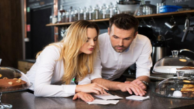 Webwinkels en foodsector stuwen omzet detailhandel