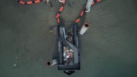 Nederlands ontwerp van CLEAR RIVERS plaatst plasticvangers in baai Ambon 