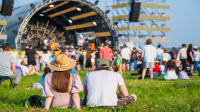 Nederlanders zeggen massaal ‘dag’ tegen festivalmuntjes: pinpas is favoriet