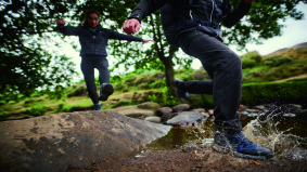  Wandel door plassen met droge voeten