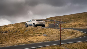Jaguar I‑PACE voltooit Everest-uitdaging op ÉÉn lading met olympische wieleratlete aan het stuur