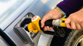 Man die zijn auto tankt bij shell