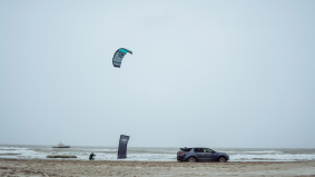 Land Rover Plug-in Hybrid neemt het op tegen wereldkampioen kitesurfing tijdens 'The Perfect Storm'