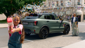 Lynk & Co viert vernieuwde 01 met campagne ‘Wonder. Full.’ 