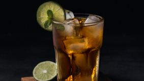 Lipton Ice Tea onthult een verfrissende samenwerking in jaren 90-stijl met Cruel Pancake voor "That Summer Feeling"