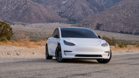 De Vernieuwde Tesla Model 3: Innovatie en Stijl Geherdefinieerd