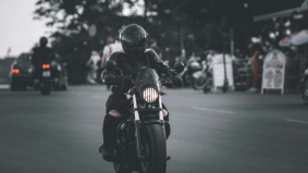 Kun je 'zakelijk' motorrijden en wat komt erbij kijken?