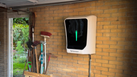 Eerste Nederlandse AI-thuisbatterij nu leverbaar