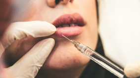 Moeten beroemdheden transparanter zijn over hun anti-aging operaties?