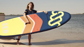 SEB Watersports: Een Stijlvolle Sprong in de Wereld van Suppen, Geïnspireerd door de Jaren 80