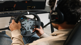 Simracer met Logitech G-headset en stuur tijdens G PLAY 2025