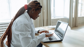 Vijftien procent Nederlanders bang dat hun baas hen op afstand controleert