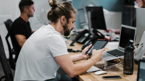 Waarom je hoofd blijft doorgaan (en stopt)