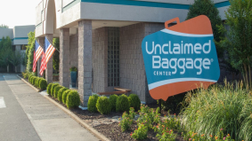 Verloren airportbagage gaat naar Amerika's grootste tweedehandswinkel