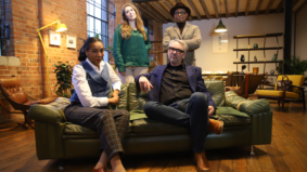 Vier schatzoekers doorzoeken huizen en kastelen in Verzamelaarsfortuin