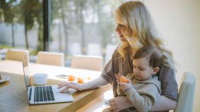 Remote werken cruciaal voor werkende ouders, maar werkgevers blijven achter 
