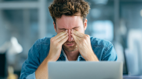 Slaaptekort dertigers en veertigers veroorzaakt ‘verborgen productiviteitslek’ op werkvloer