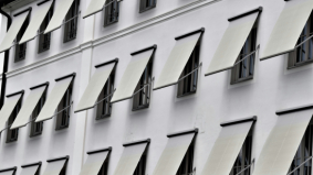 Hittestress op schoolpleinen en in klaslokalen hoe screens het verschil maken