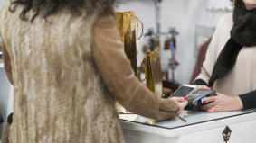 Betaling bij een modewinkel