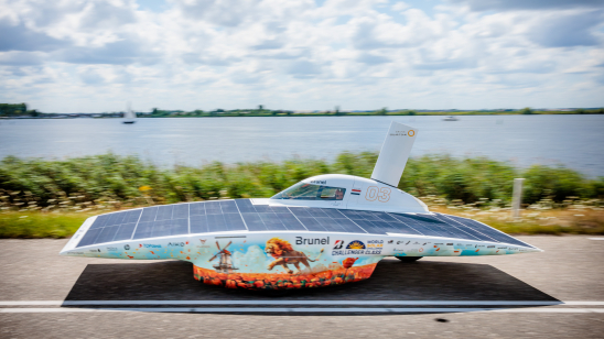 Brunel Solar Team test aerodynamica zonneauto op Eemmeerdijk (N704)