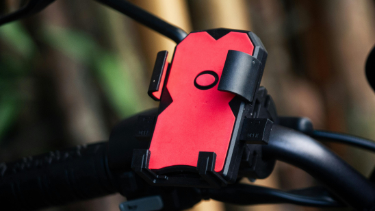 Quad Lock op de motor: wanneer trilt je telefoon los?