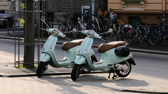 Twee vespa primavera baby blauw