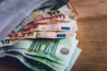 Nederlanders pinnen door corona 30% minder cash